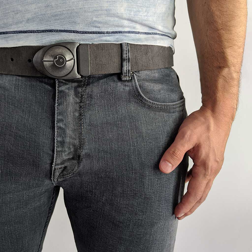 black mens belt with dark pants. casual leather belts look great with jeans on men. these are the best belts for men.